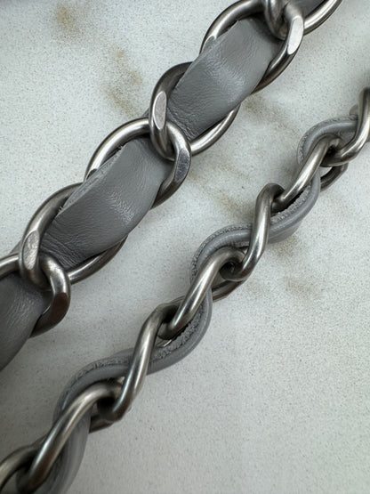 CHANEL 22 Bag Medium 23C淺灰色銀扣