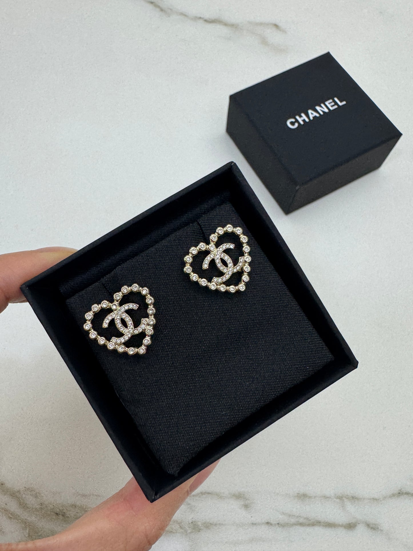 CHANEL 25P 淺金色心形鏤空耳環