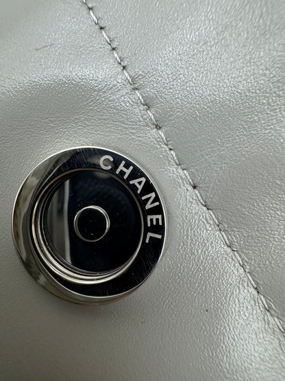 CHANEL 22 Bag Medium 23C淺灰色銀扣