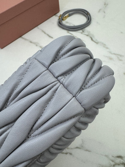 MIU MIU Wander Small 霧霾藍