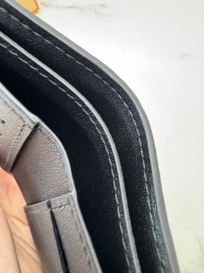 LV Multiple Wallet 黑色皮壓花