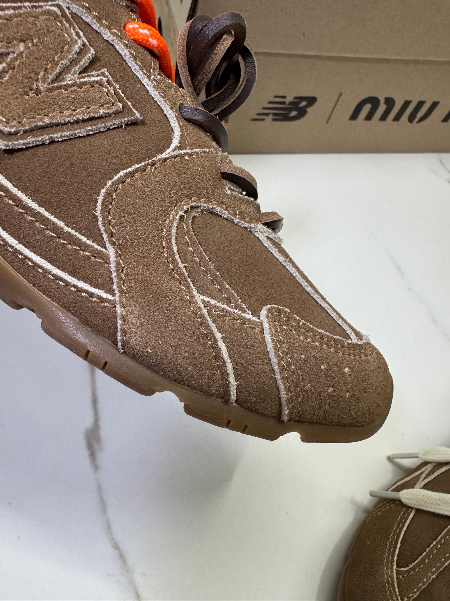 MIU MIU x NEW BALANCE 棕色猄皮軟底運動鞋