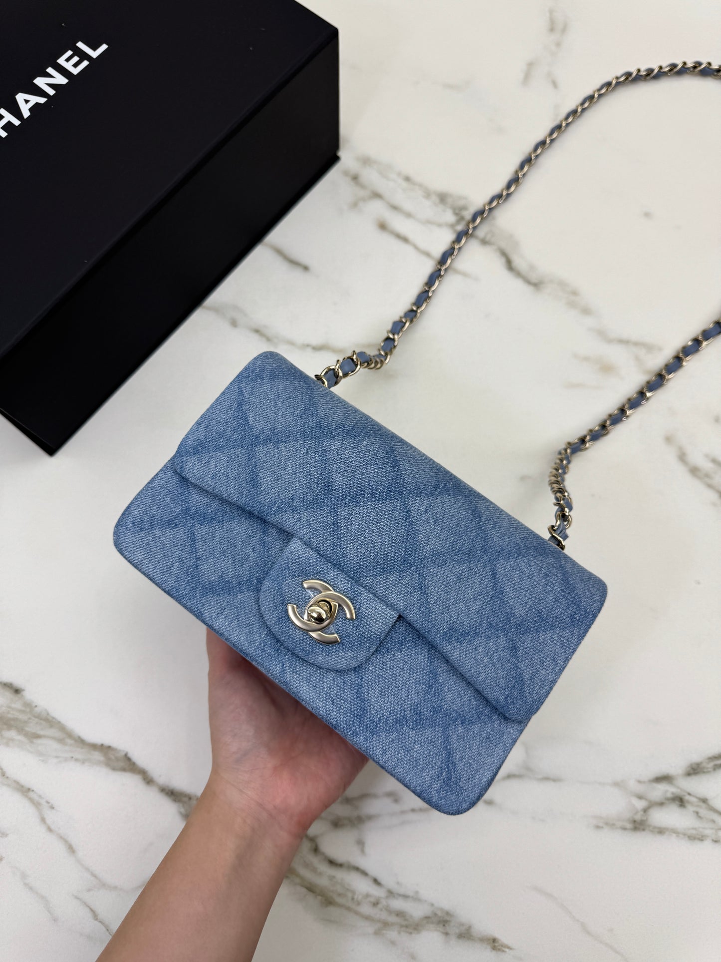 CHANEL 22B 淺藍牛仔 Mini CF20