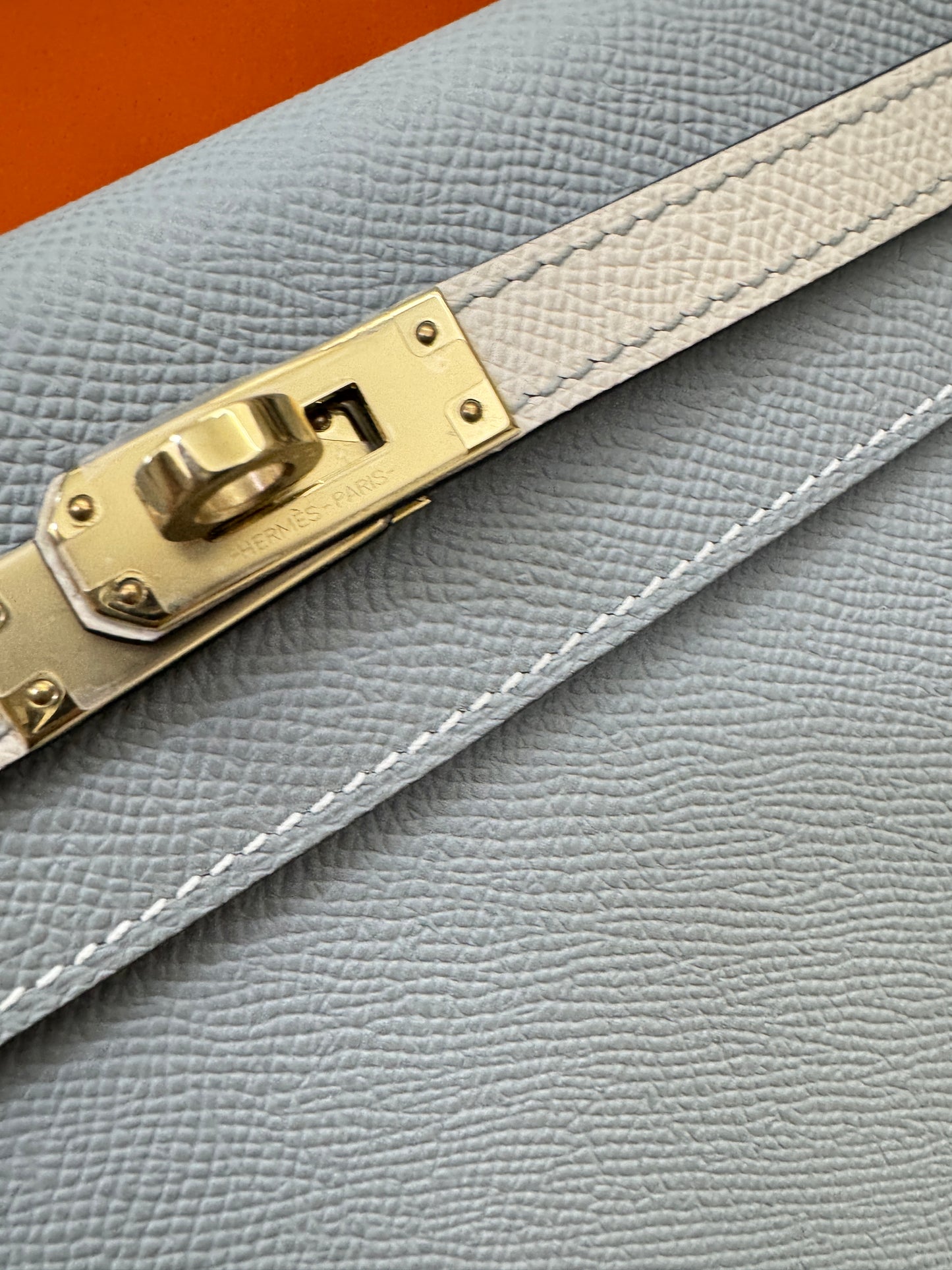 HERMES Kelly 25 冰川藍拼奶昔白 Epsom 香檳金扣 8U Bleu Glacier/ 10 Craie PBHW