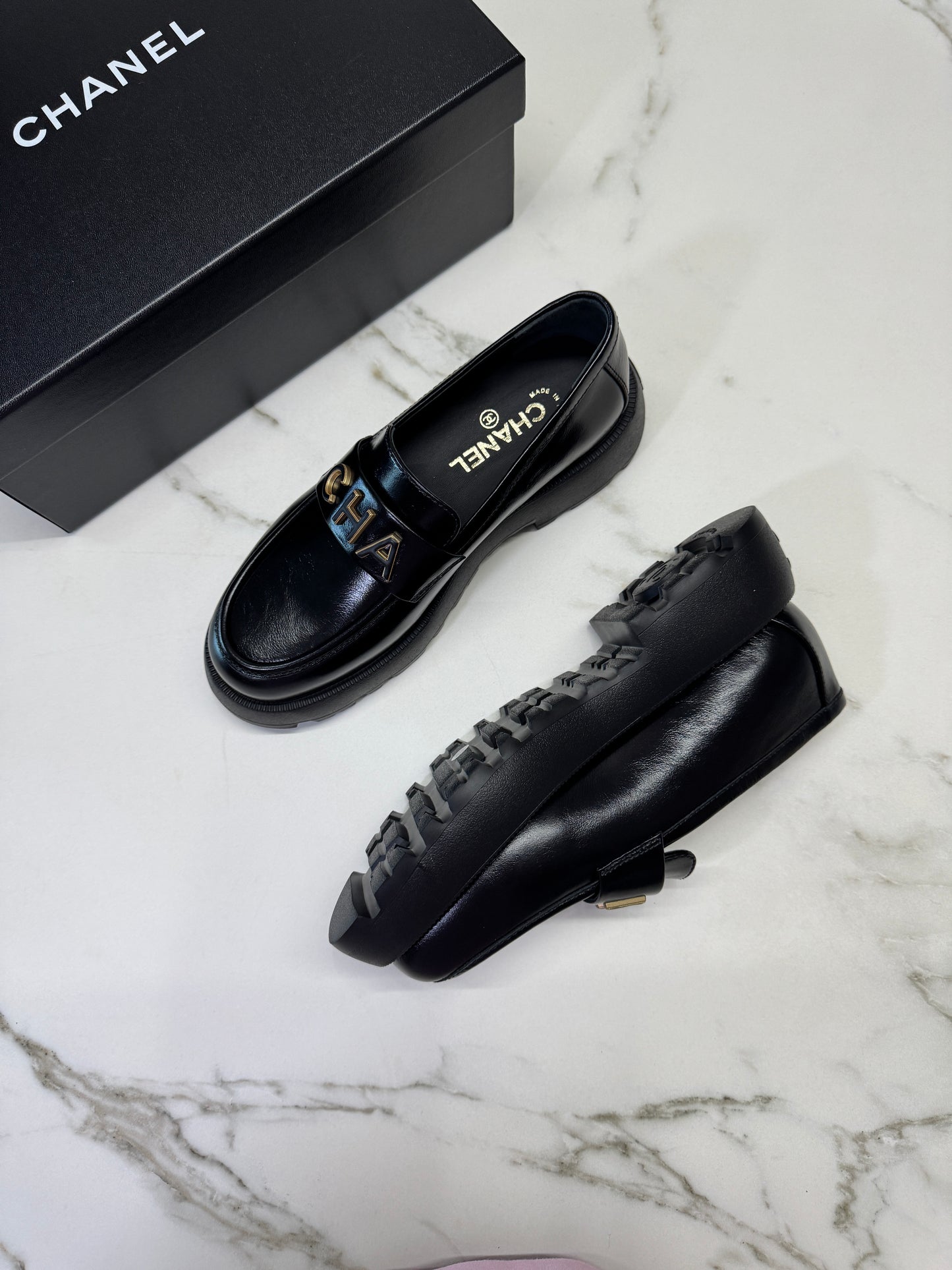 CHANEL 24B Loafer 字母樂福鞋