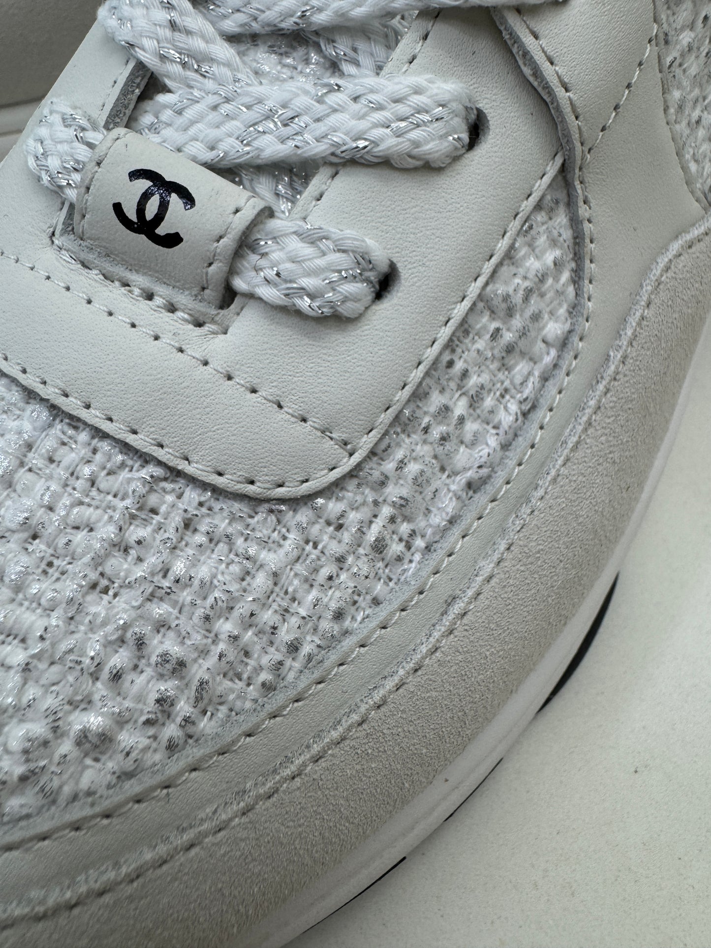 CHANEL 銀白色粗花呢Tweed Sneakers
