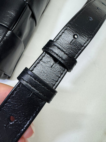 BV 8格油臘皮腰包