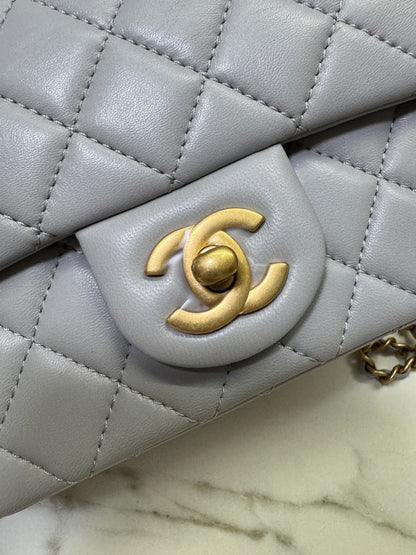 CHANEL 新版金球方胖子 淺灰 Pearl Crush Mini CF