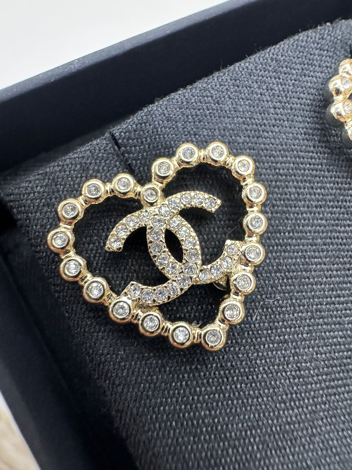 CHANEL 25P 淺金色心形鏤空耳環