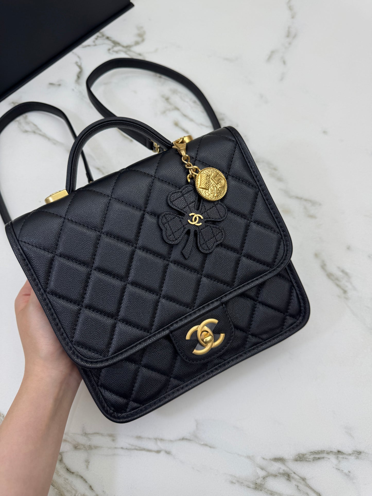 CHANEL 25B 四葉草郵差背包