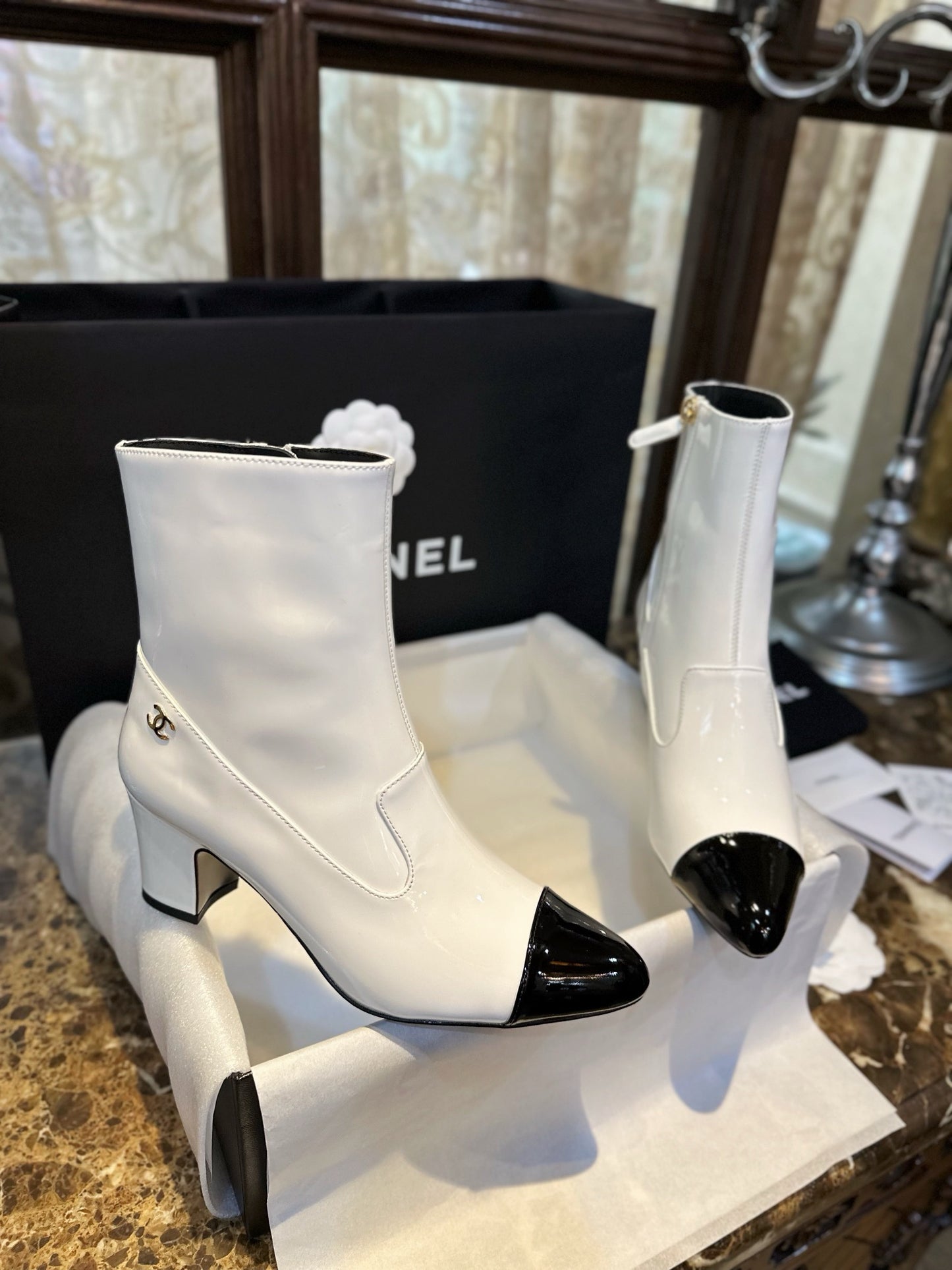 CHANEL 尖頭粗跟短靴 黑白 23B