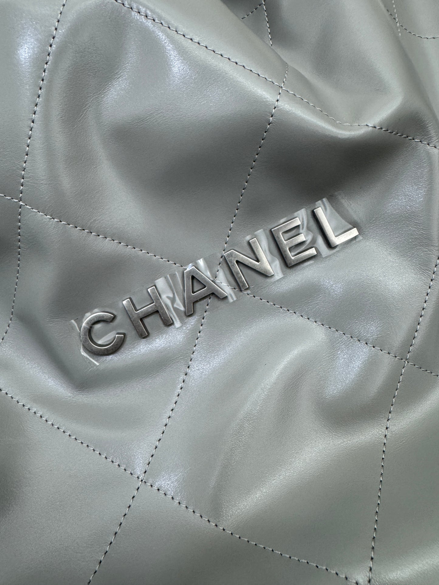 CHANEL 22 Bag Medium 23C淺灰色銀扣