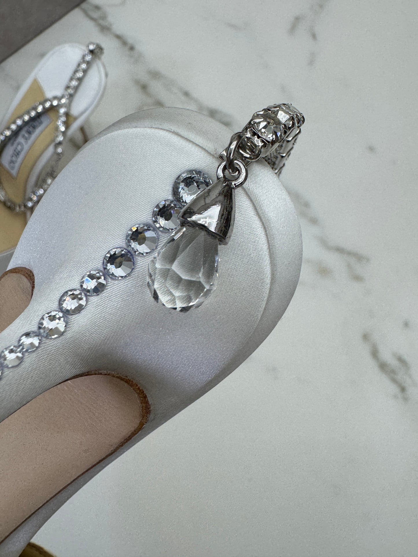 JIMMY CHOO Saeda 85 緞面白