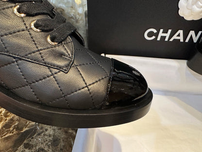 CHANEL 羊皮菱格 機車靴 logo字母￼23A