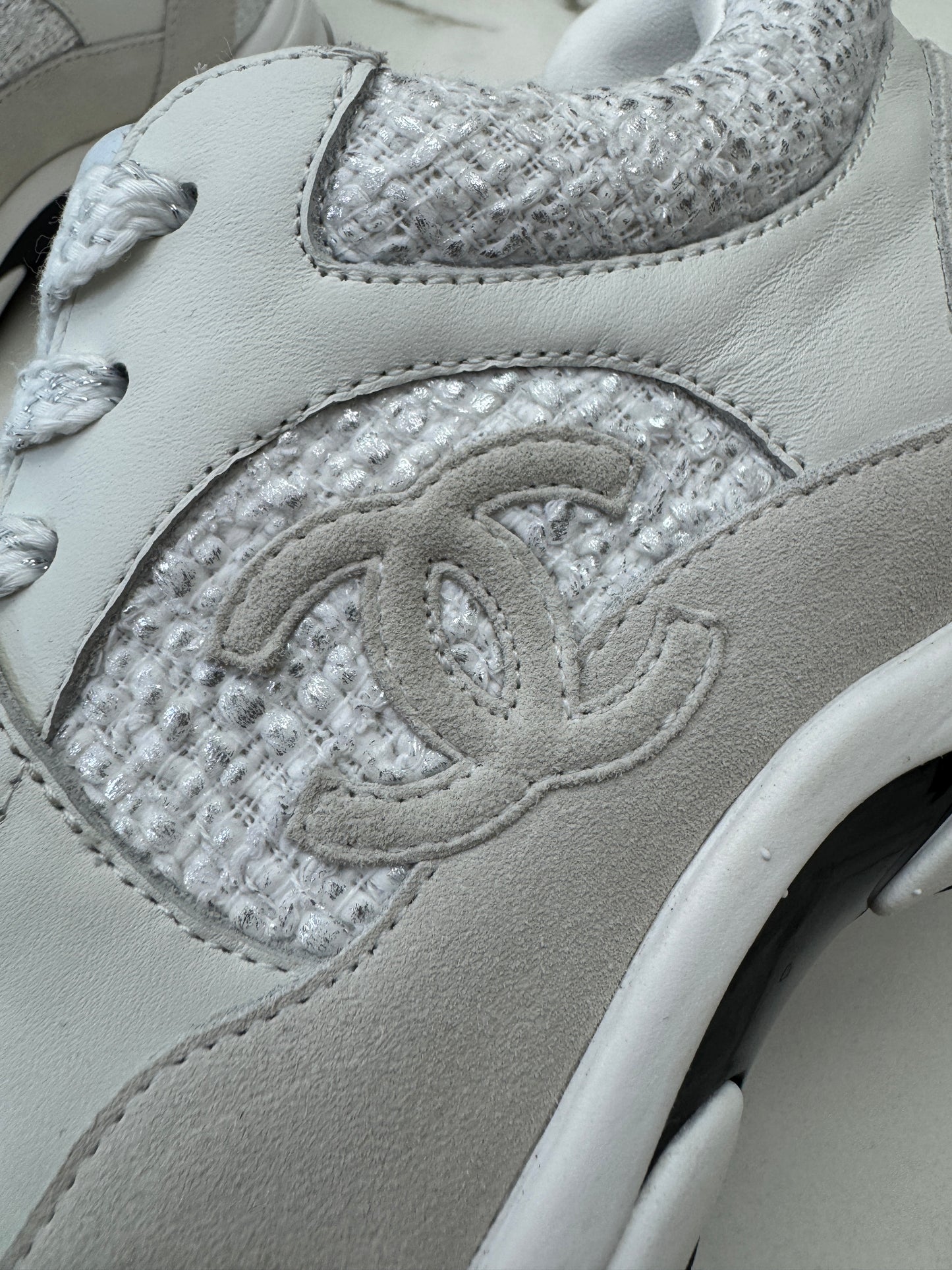 CHANEL 銀白色粗花呢Tweed Sneakers