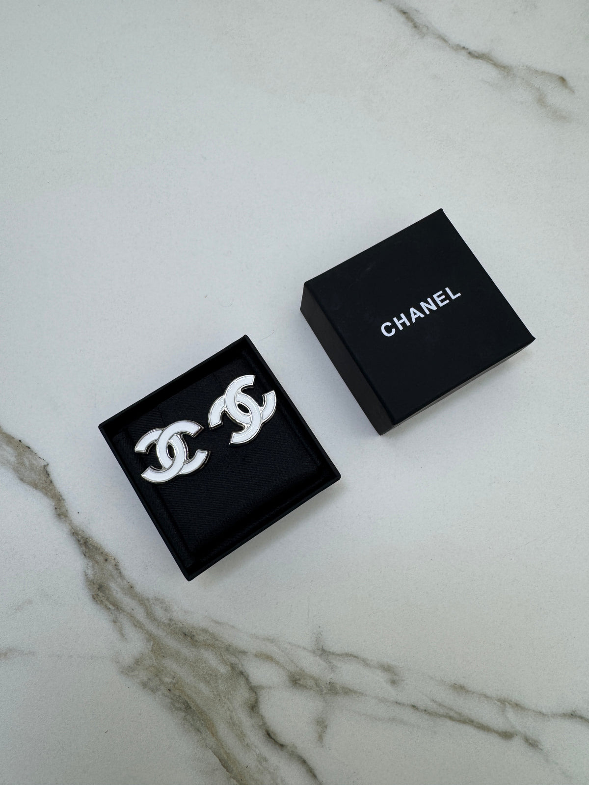 CHANEL 25S 白色琺瑯耳環