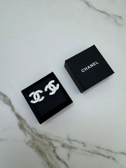 CHANEL 25S 白色琺瑯耳環