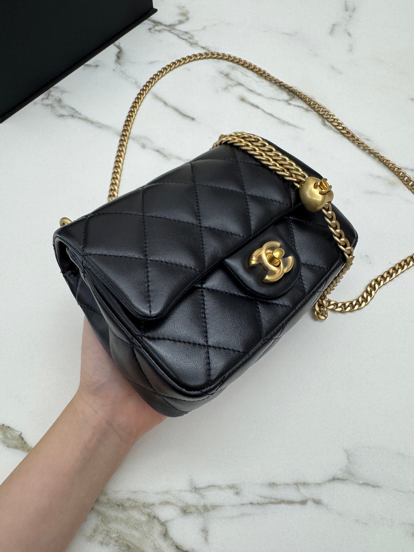 CHANEL 25P 愛心金球羊皮 黑色