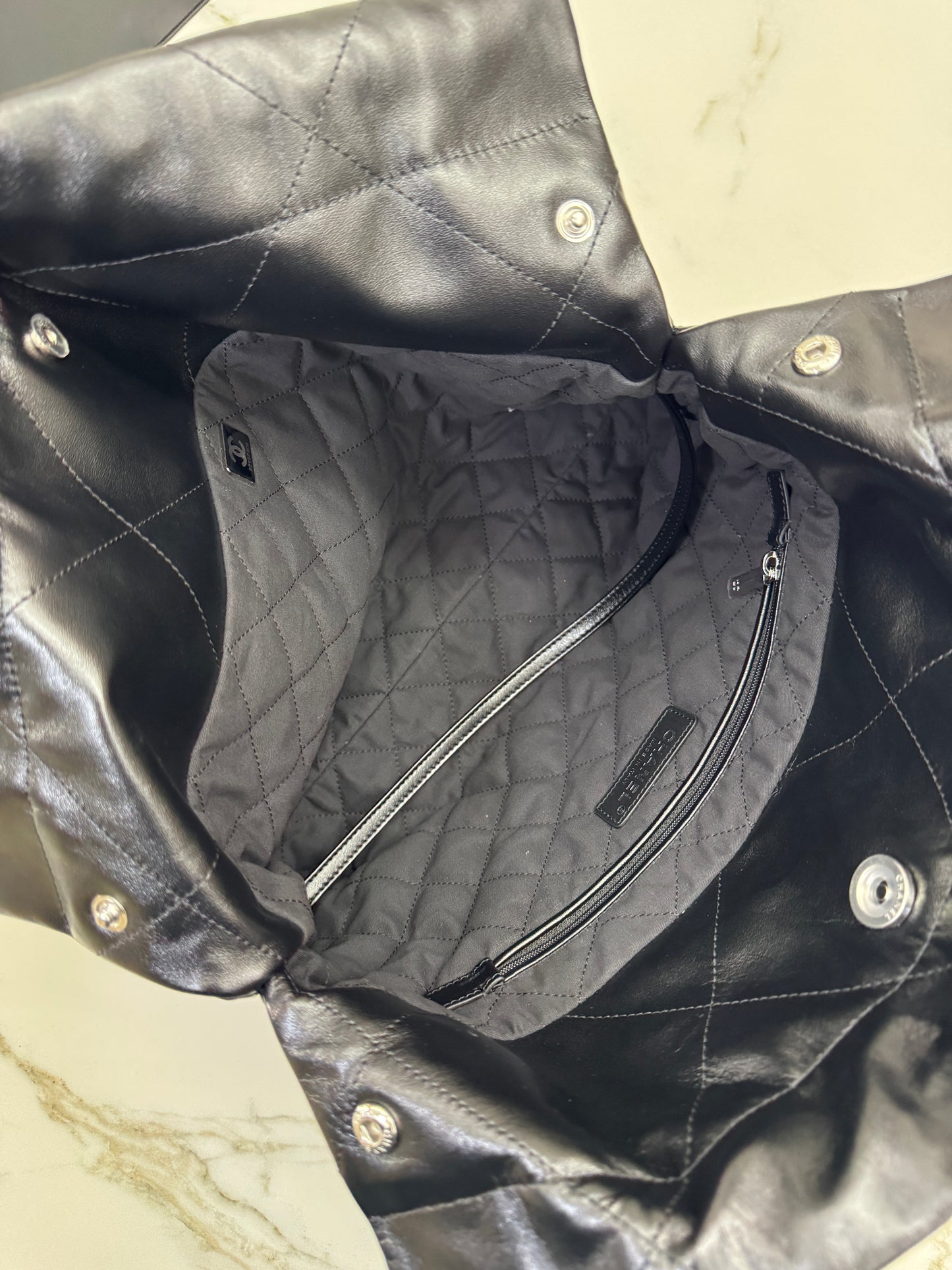 CHANEL 22Bag So Black Small