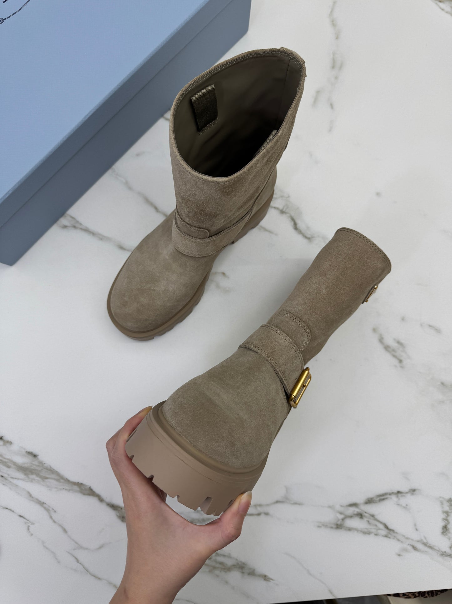 PRADA 卡其色麂皮中筒靴