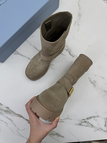 PRADA 卡其色麂皮中筒靴