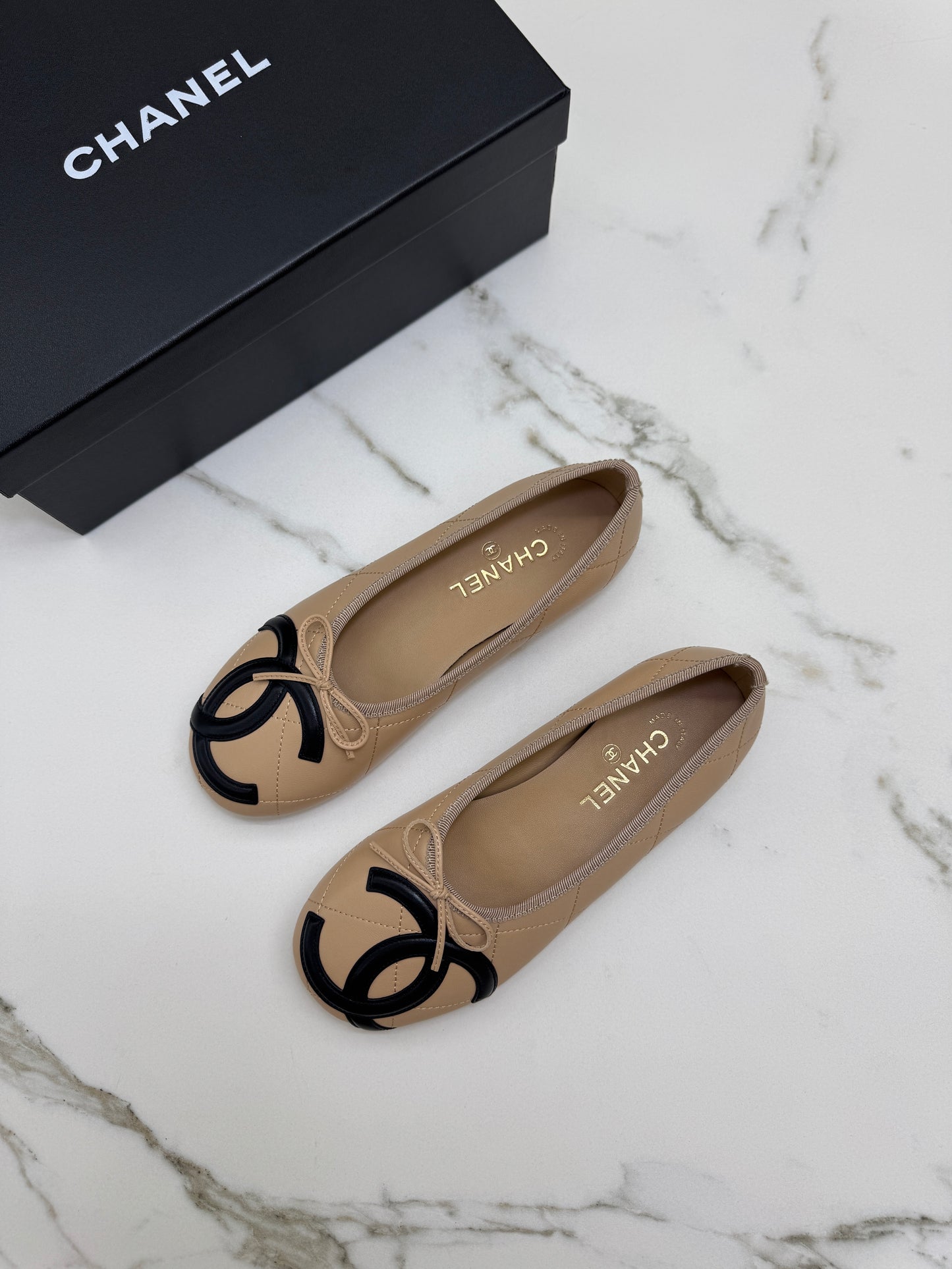 CHANEL Cambon Ballet Flats 杏拼黑 Beige
