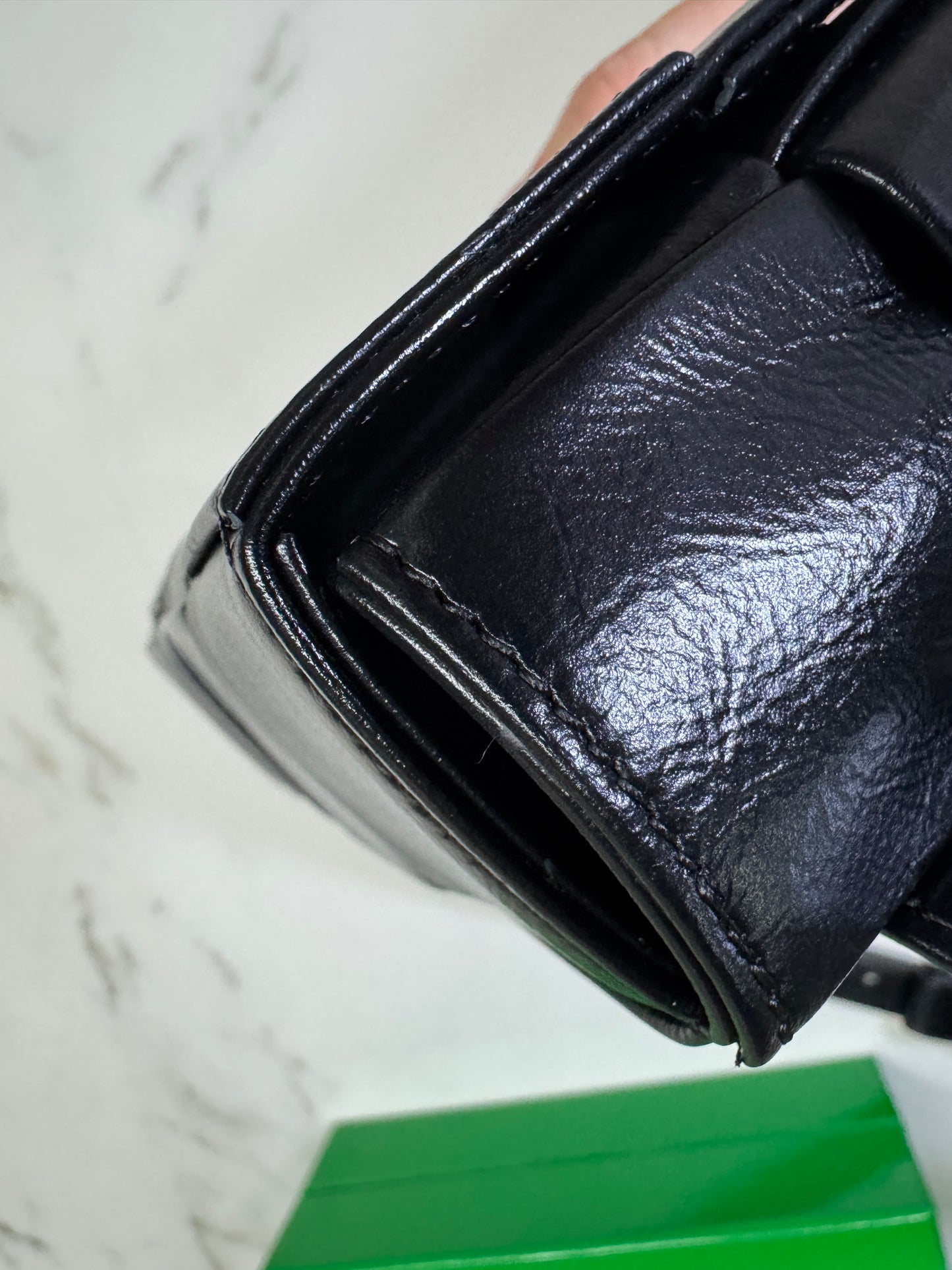 BV 8格油臘皮腰包