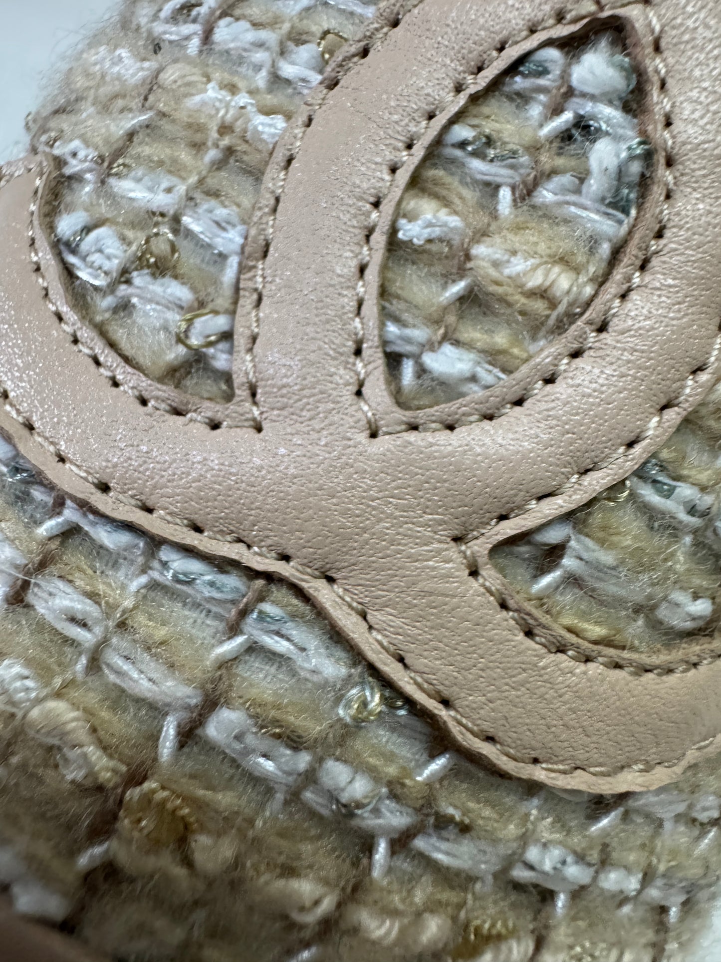 CHANEL 淺杏色軟呢漁夫鞋