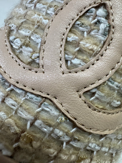 CHANEL 淺杏色軟呢漁夫鞋