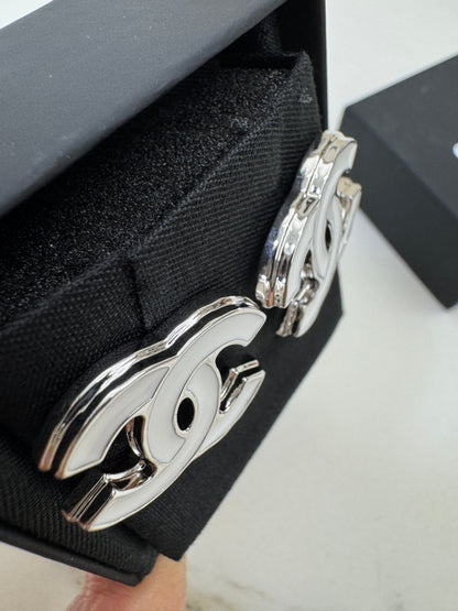 CHANEL 25S 白色琺瑯耳環