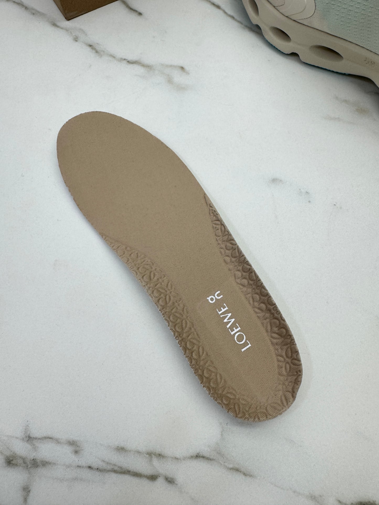 LOEWE X ON 8.0 淺米拼天藍色