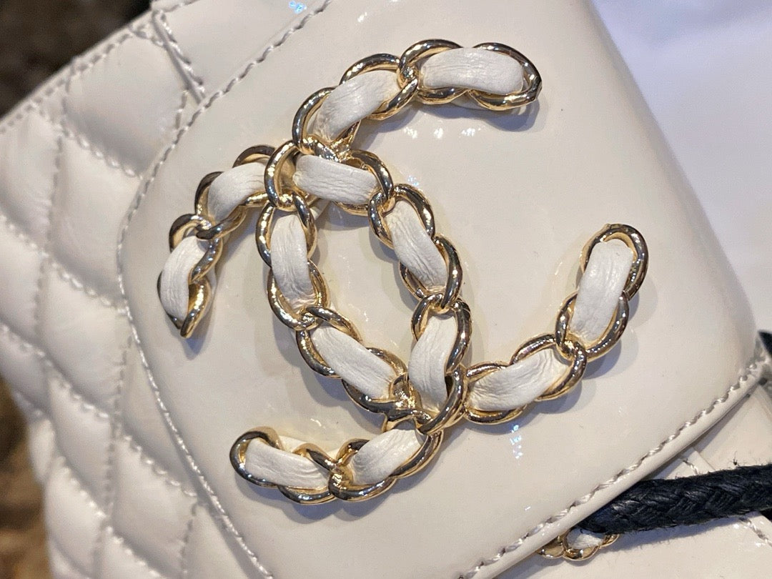 CHANEL 亮面皺牛皮 菱格馬丁靴 黑白色