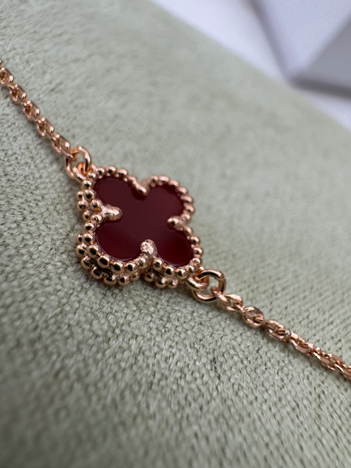 VCA Sweet Alhambra Bracelet 紅玉髓