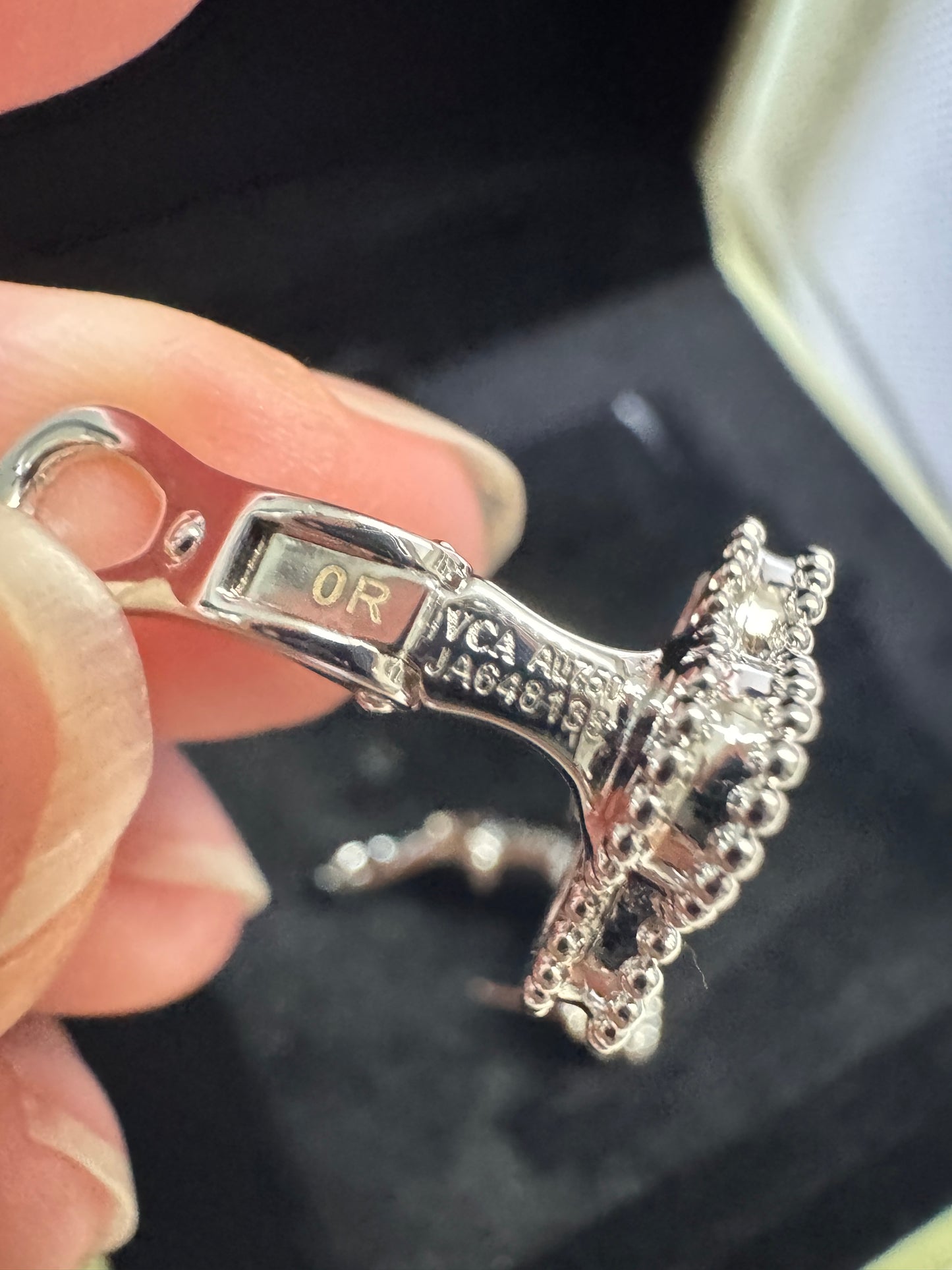 VCA Vintage Alhambra 鐳射白金色耳環