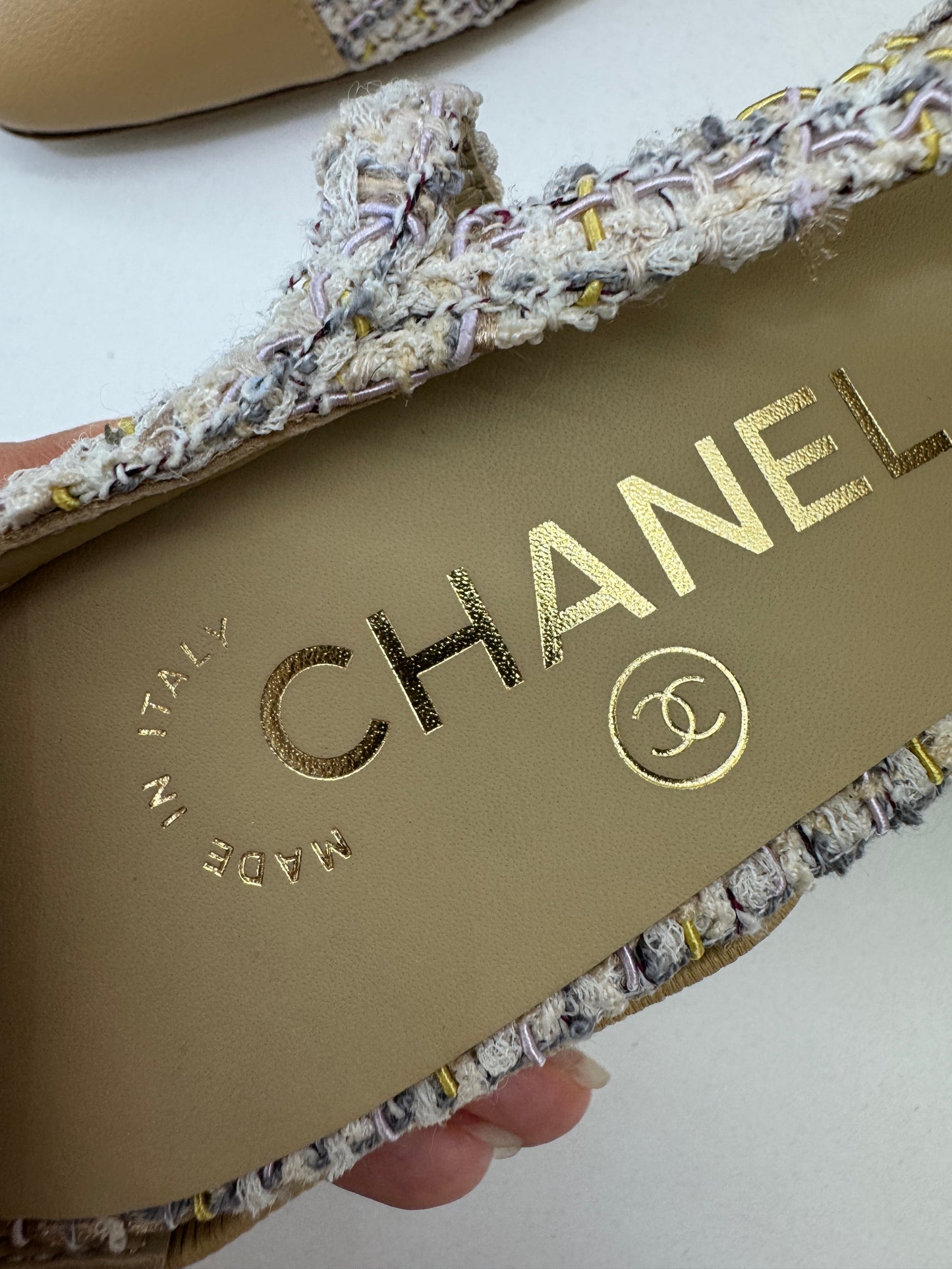 CHANEL 21P 杏色拼米黃紫Tweed Slingback
