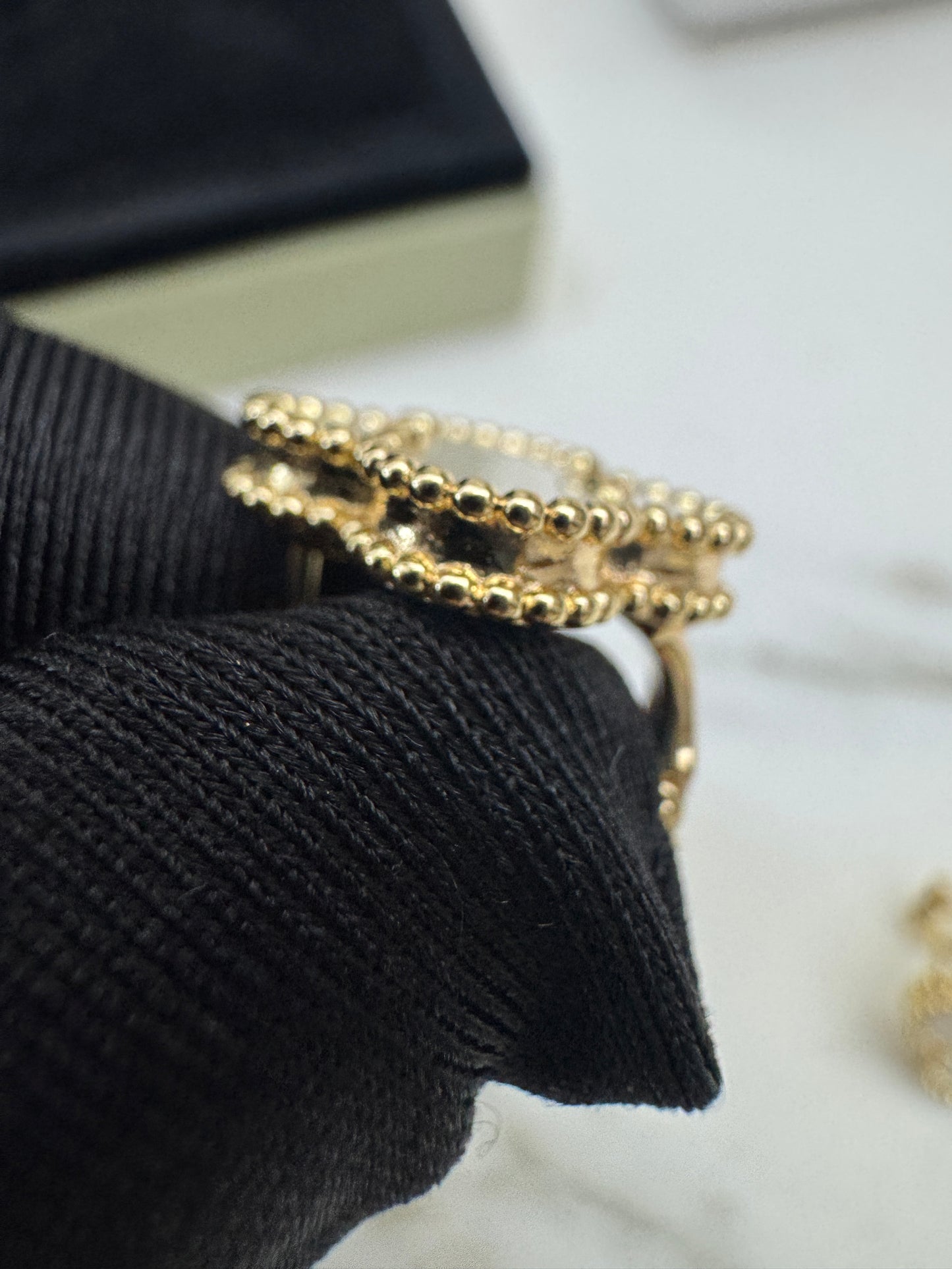 VCA Vintage Alhambra Earrings 白貝母金色