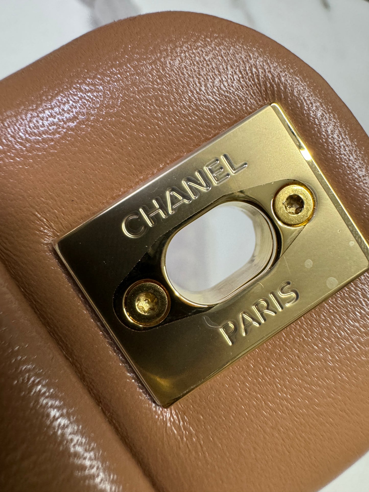 CHANEL 24B 手柄 Flap Bag 小號 奶茶色 亮面小羊皮