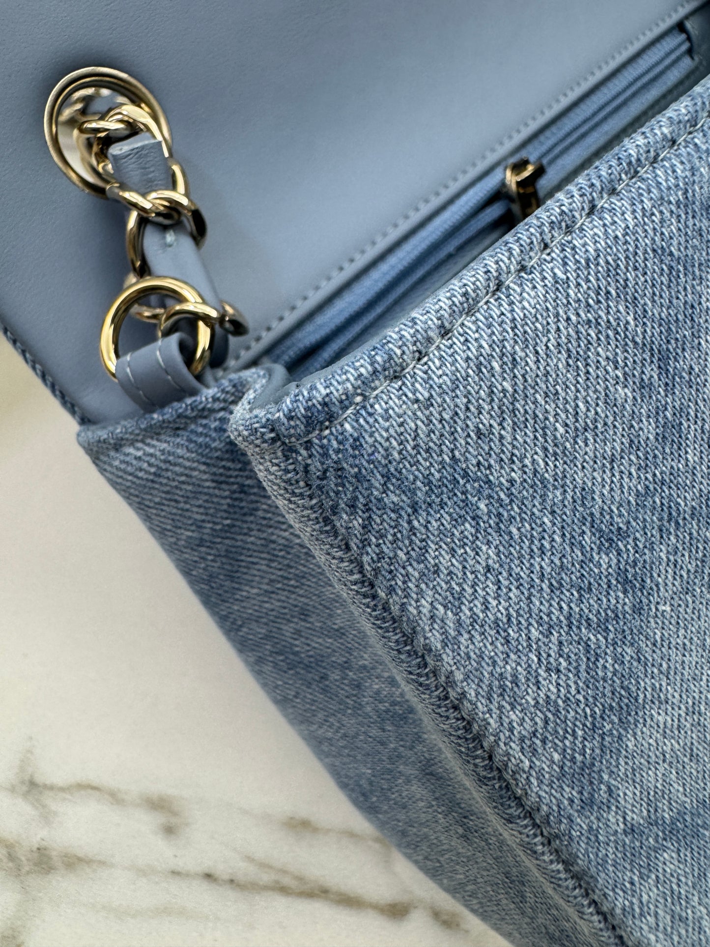 CHANEL 22B 淺藍牛仔 Mini CF20