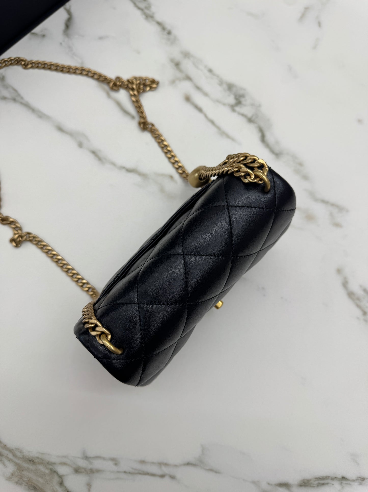 CHANEL 25P 愛心金球羊皮 黑色