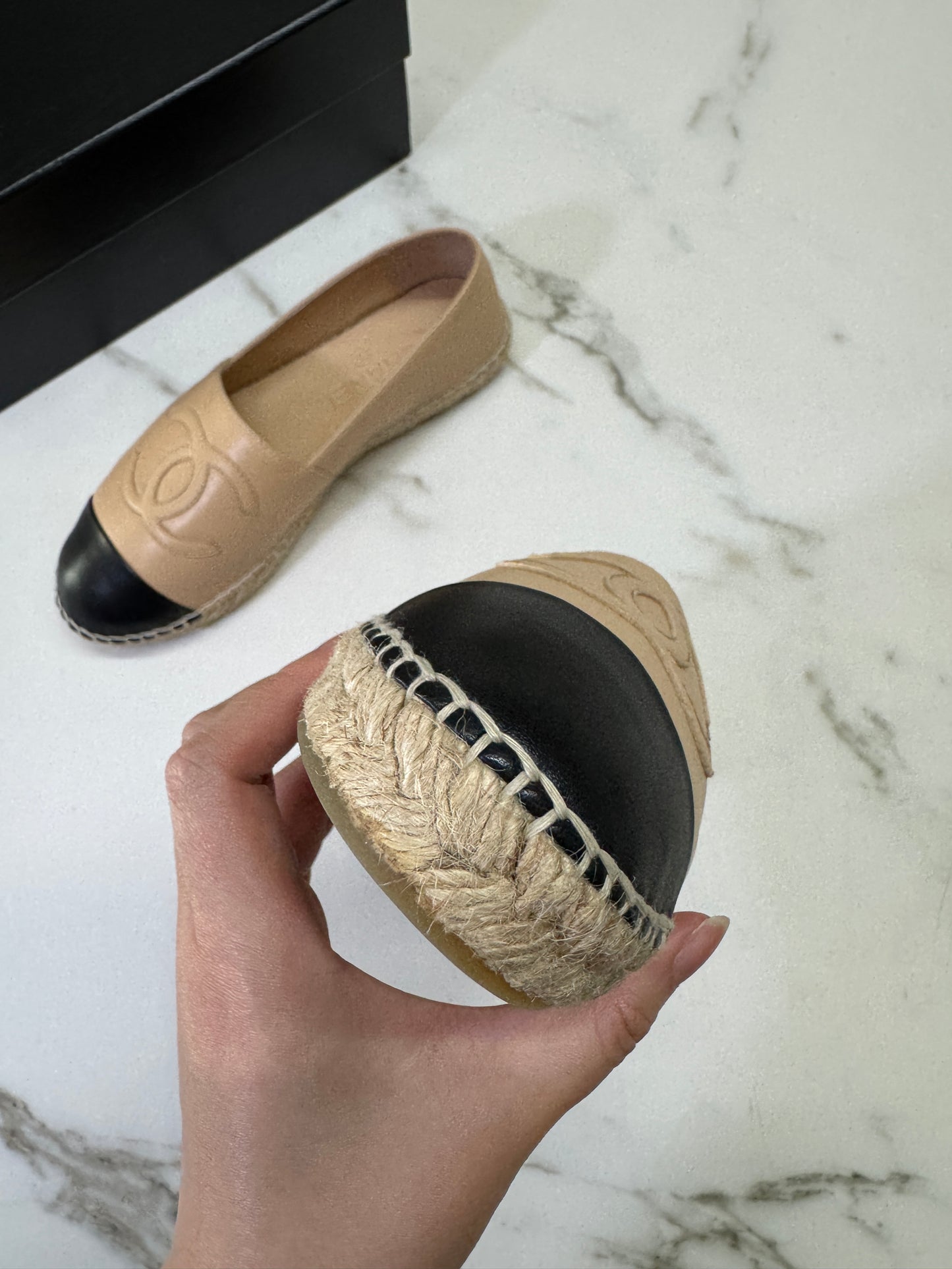 CHANEL 全皮漁夫鞋 杏拼黑