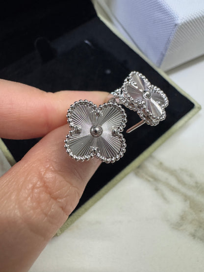 VCA Vintage Alhambra 鐳射白金色耳環