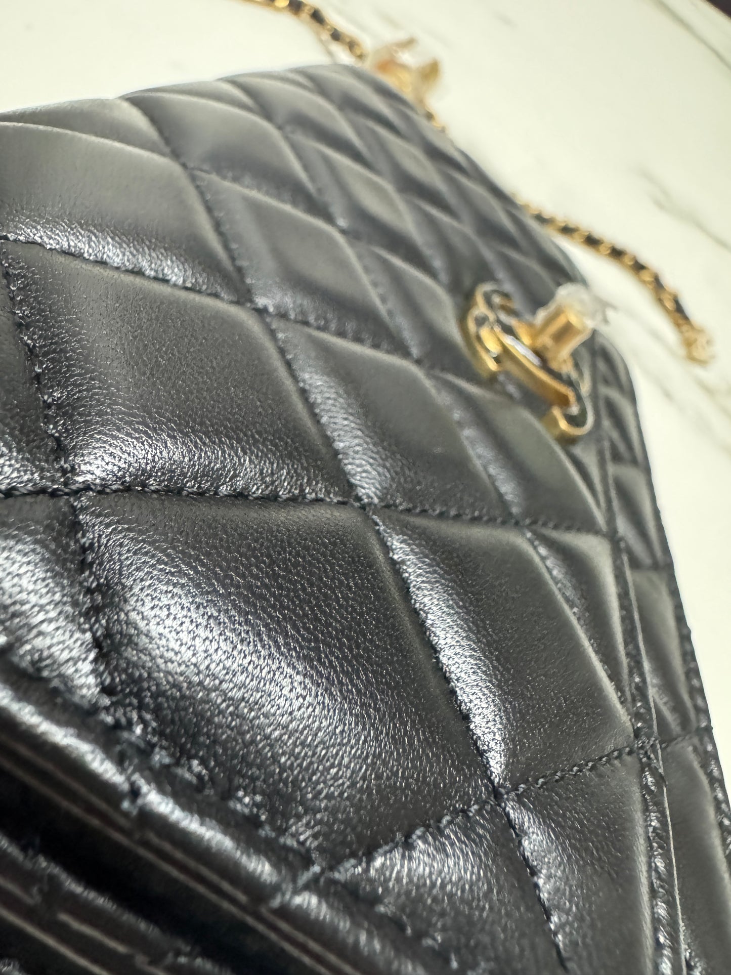 CHANEL woc 24A 琺瑯調節扣 羊皮 黑