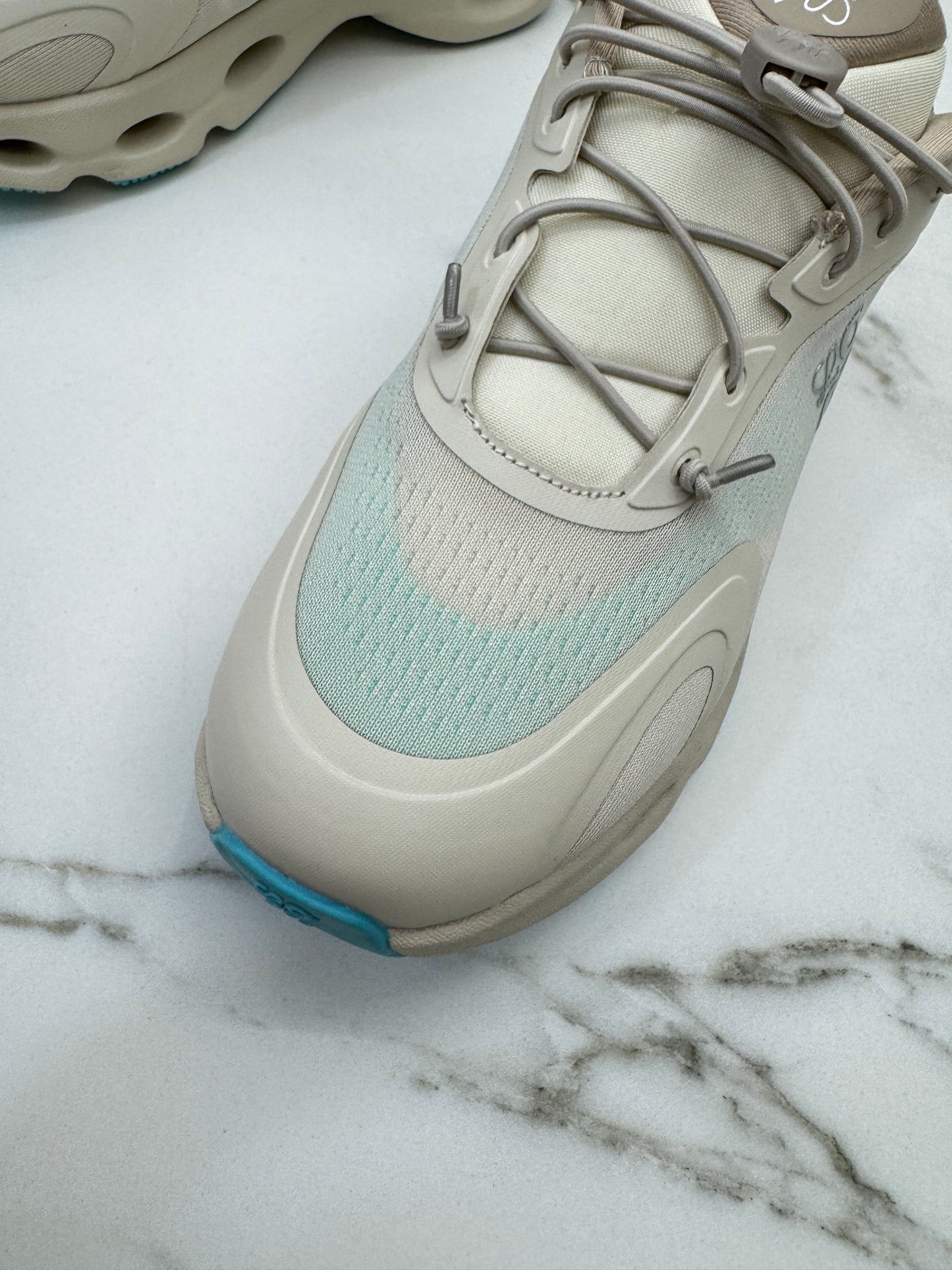 LOEWE X ON 8.0 淺米拼天藍色