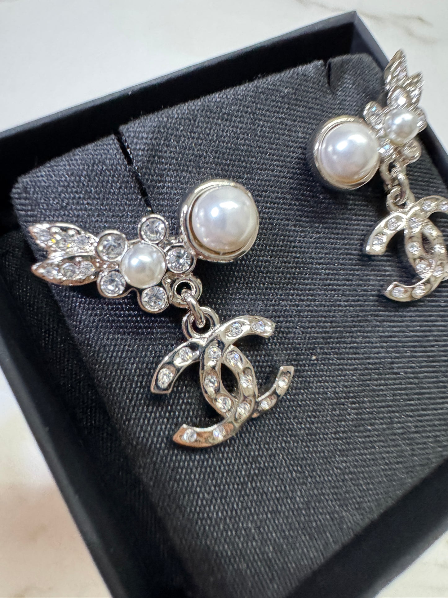 CHANEL 21V 珍珠水鑽耳環