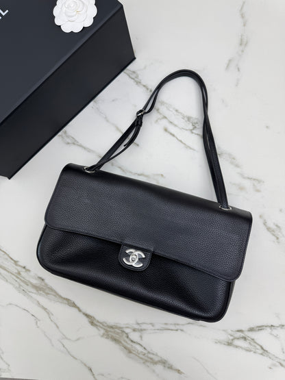 CHANEL 26S Maxi Flap Bag 黑銀小號（32cm)