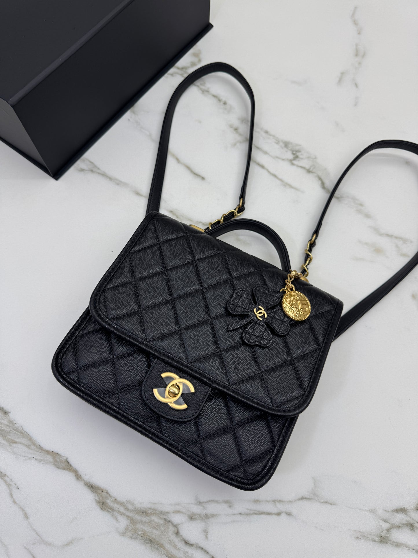 CHANEL 25B 四葉草郵差背包