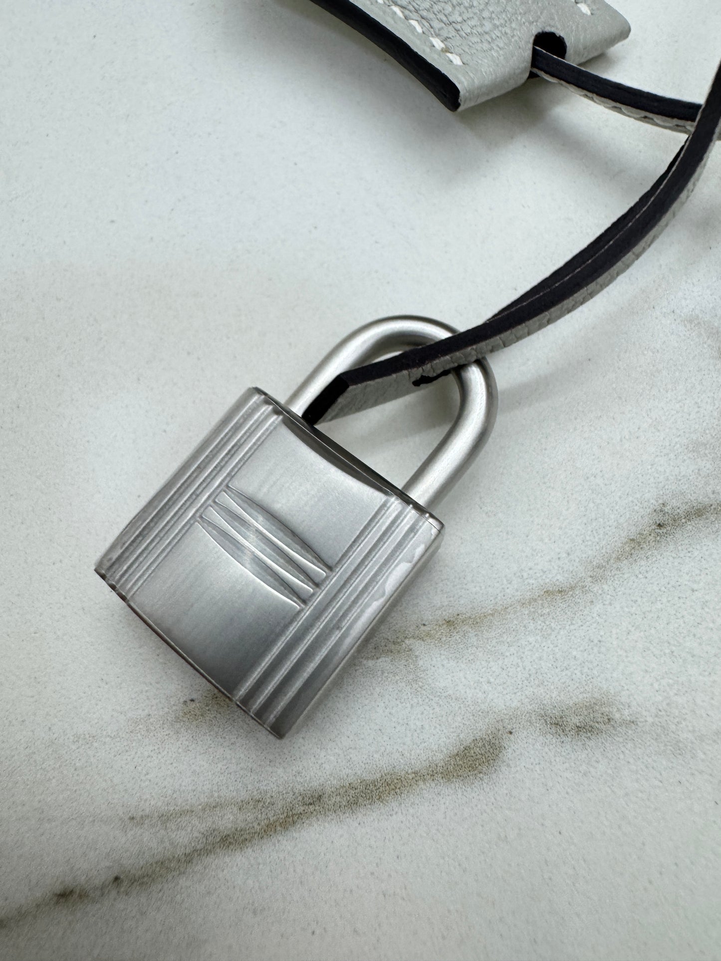 HERMES Birkin 30 SO 珍珠灰拼奶昔白山羊皮 拉絲銀扣 Chevre Mysore Gris Pearl x Craie