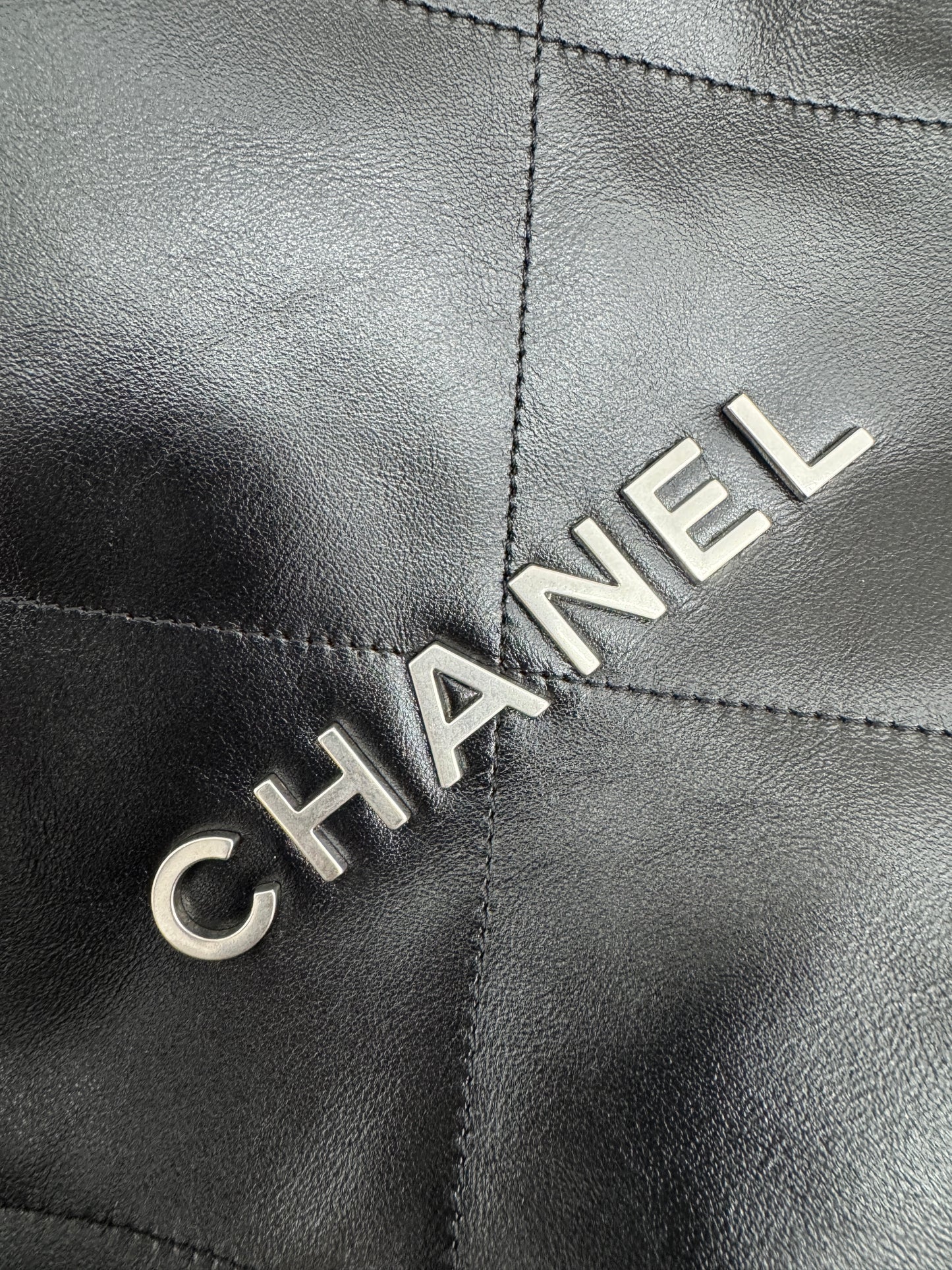 CHANEL 22Bag 黑銀 Medium