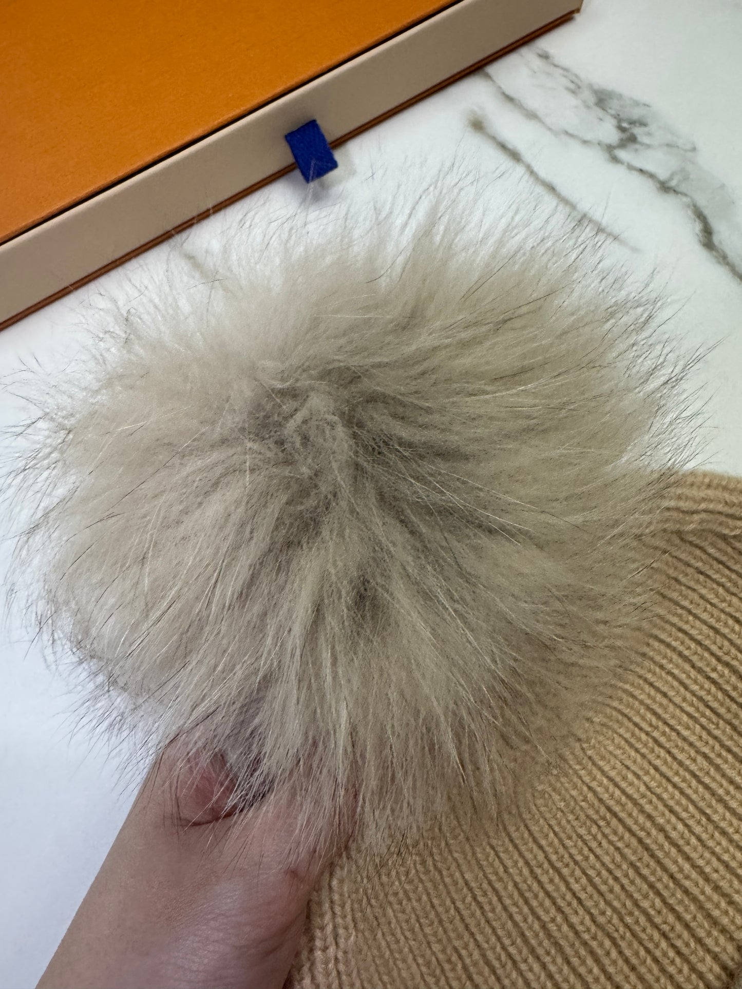 LV 狐狸毛球冷帽 奶茶色