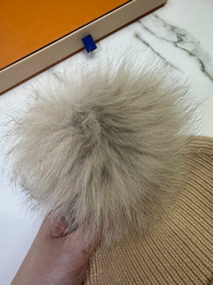 LV 狐狸毛球冷帽 奶茶色